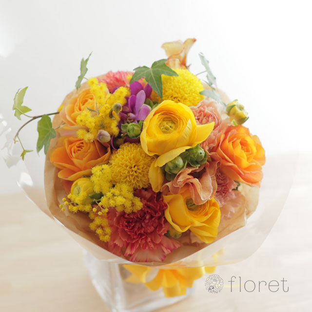 色とりどりの明るい春の花ブーケ2