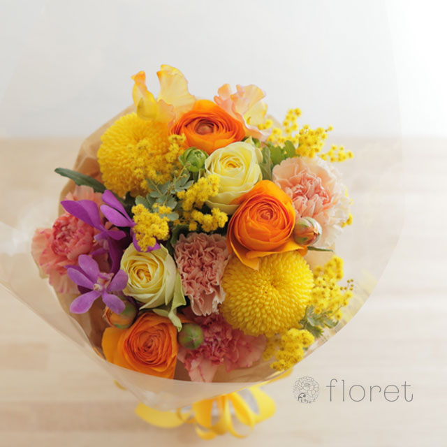 色とりどりの明るい春の花ブーケ1