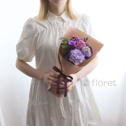 コンパクトな花束（お任せ紫色系）