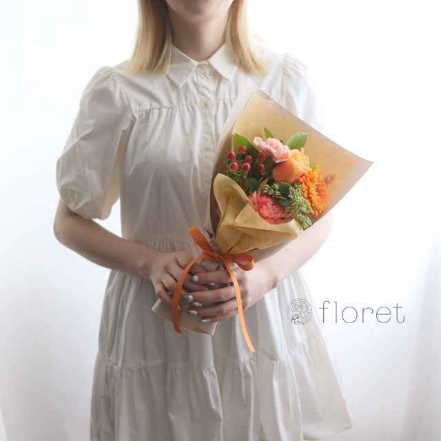 コンパクトな花束（お任せオレンジ系）