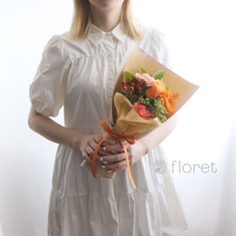 コンパクトな花束（お任せオレンジ系）