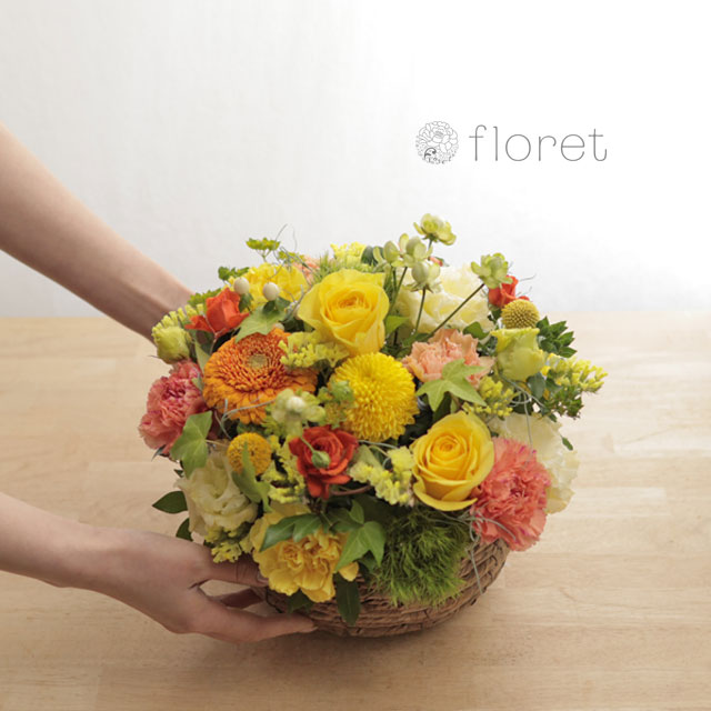 ナチュラルな黄色オレンジ色バスケットアレンジメント