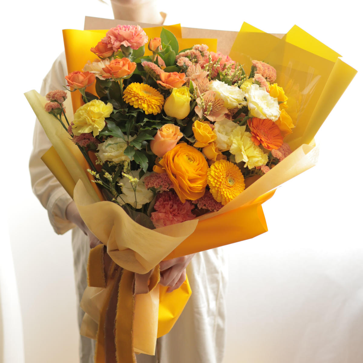 大きく華やかな黄色オレンジ系花束