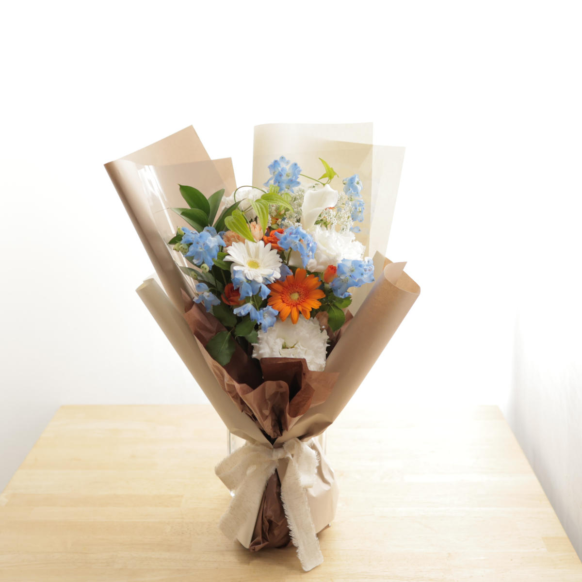 ガーベラが入ったオレンジが引き立つ爽やか小花の花束2
