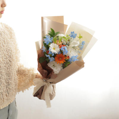 ガーベラが入ったオレンジが引き立つ爽やか小花の花束