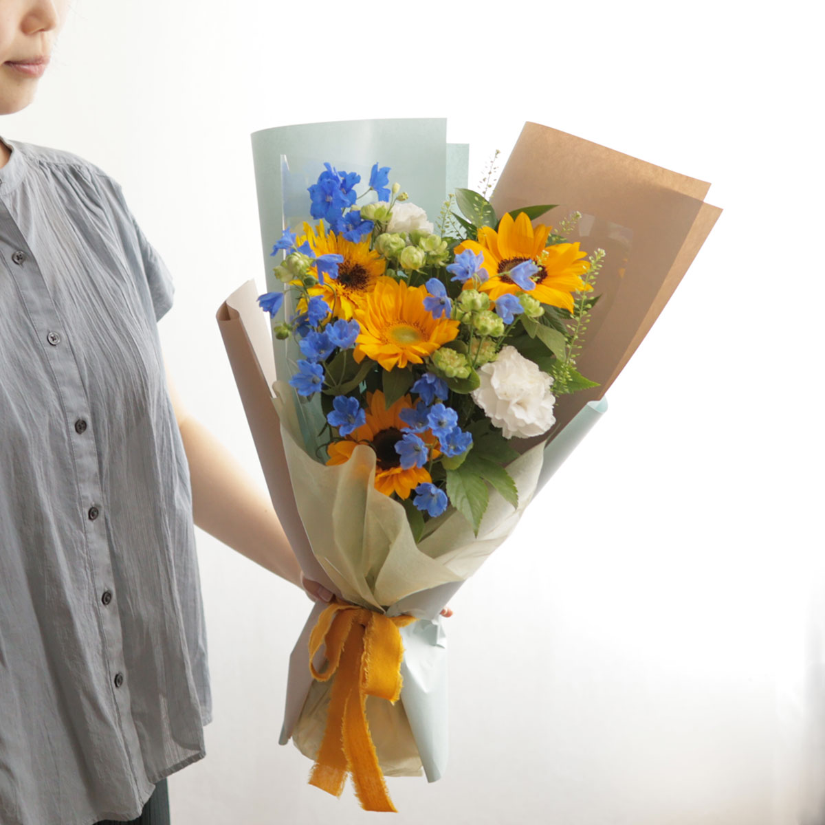 ブルーの小花が爽やかな夏のひまわり花束1