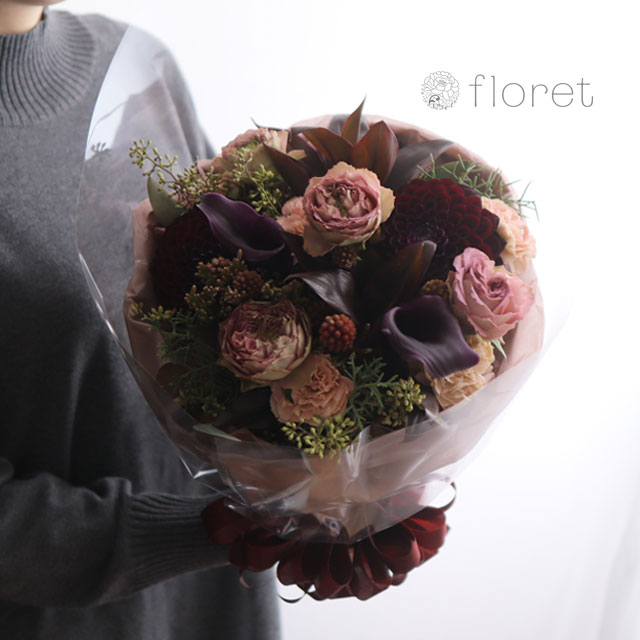 くすみピンクと赤のシックな花束