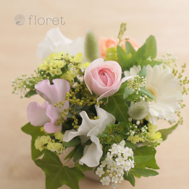 春の花とグリーンを集めたちいさなポットアレンジメント