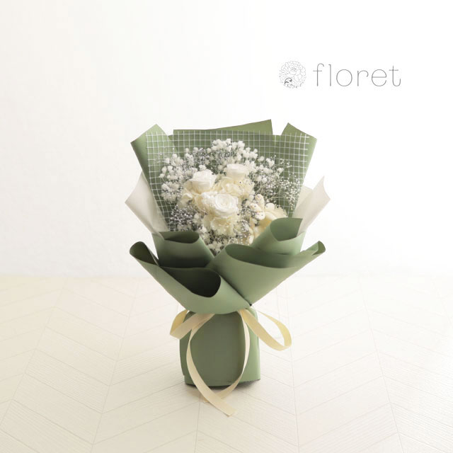 かすみ草とバラが綺麗なプリザーブドフラワーの花束（白）　1