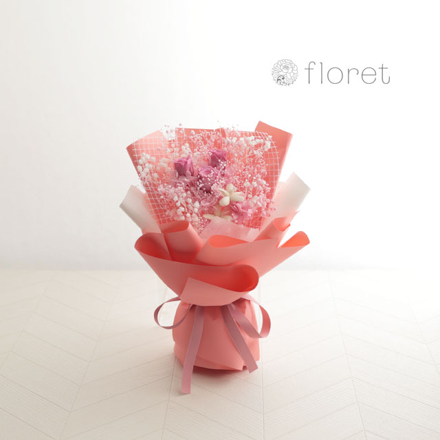かすみ草とバラが綺麗なプリザーブドフラワーの花束（ピンク）　1