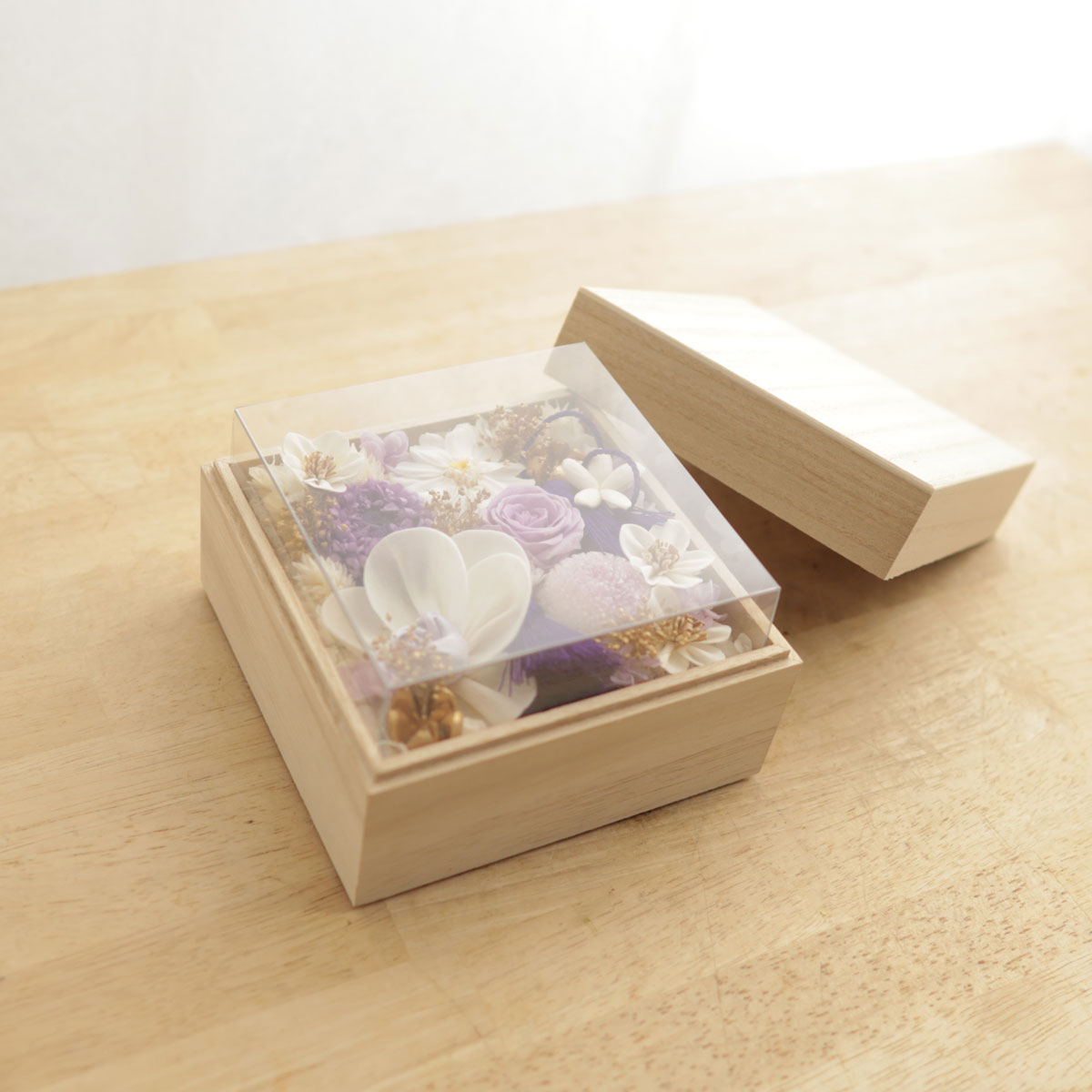 透明なプラスチックのカバー付き。埃を気にせずプリザーブドフラワーをお楽しみ頂けます。