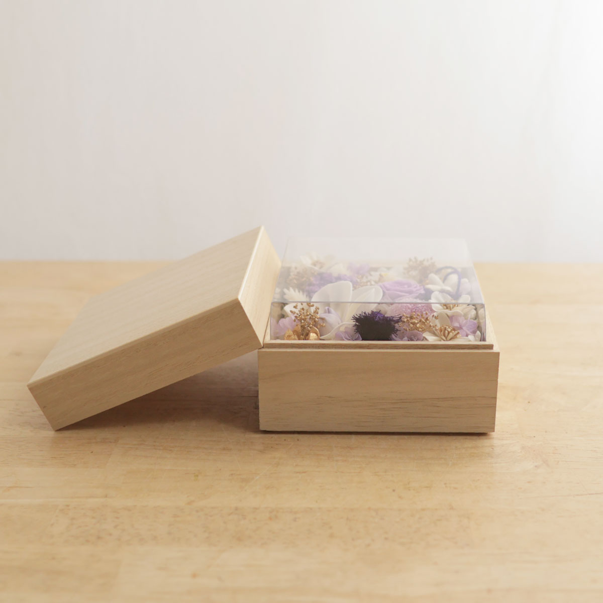 優しい木目が上品な桐箱。