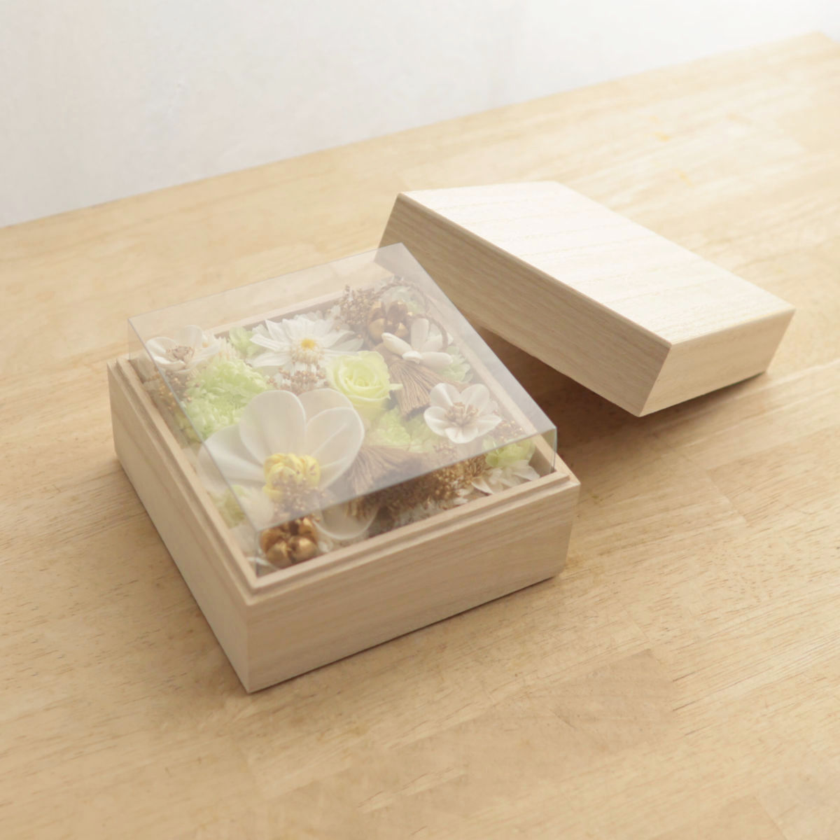 透明なプラスチックのカバー付き。埃を気にせずプリザーブドフラワーをお楽しみ頂けます。