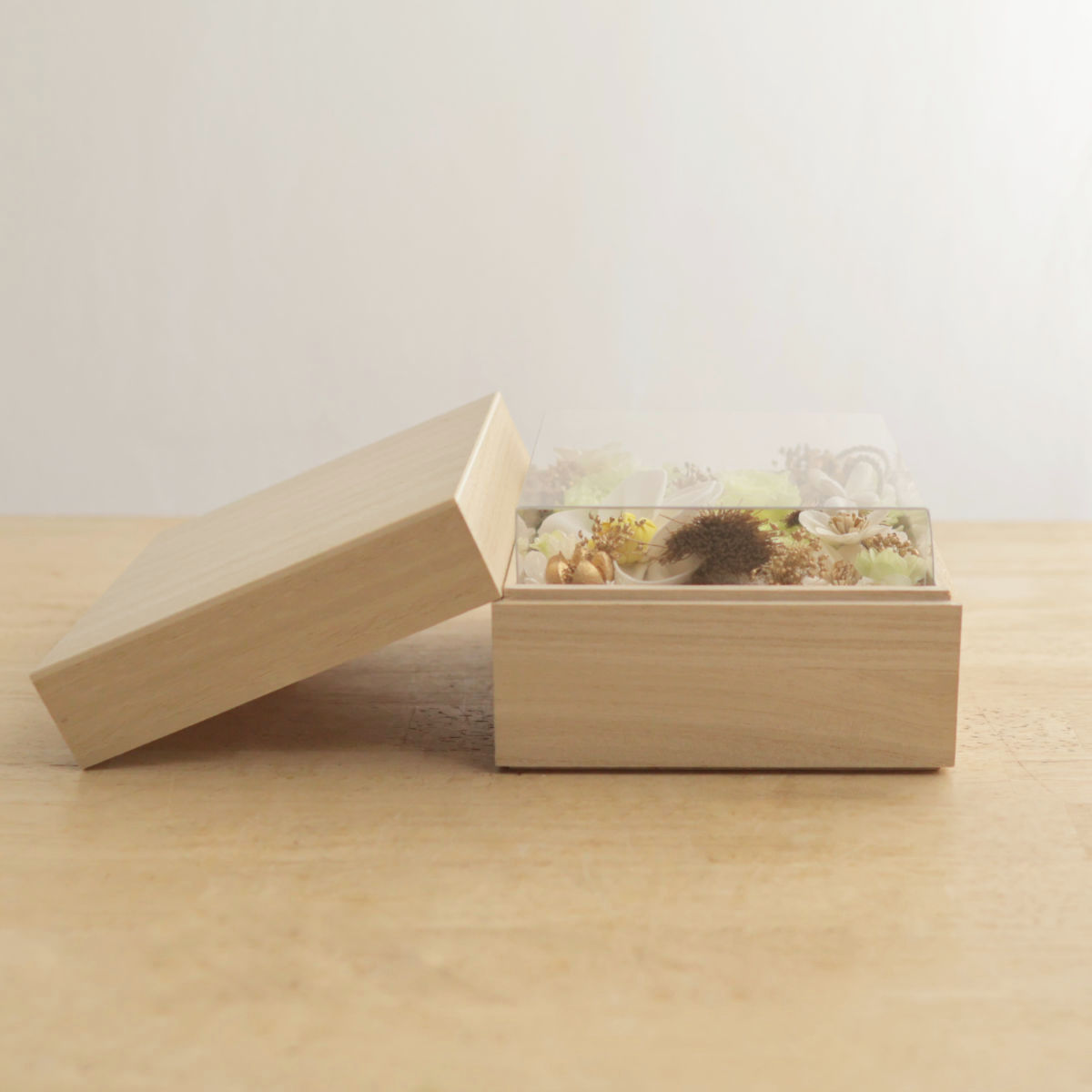 優しい木目が上品な桐箱。