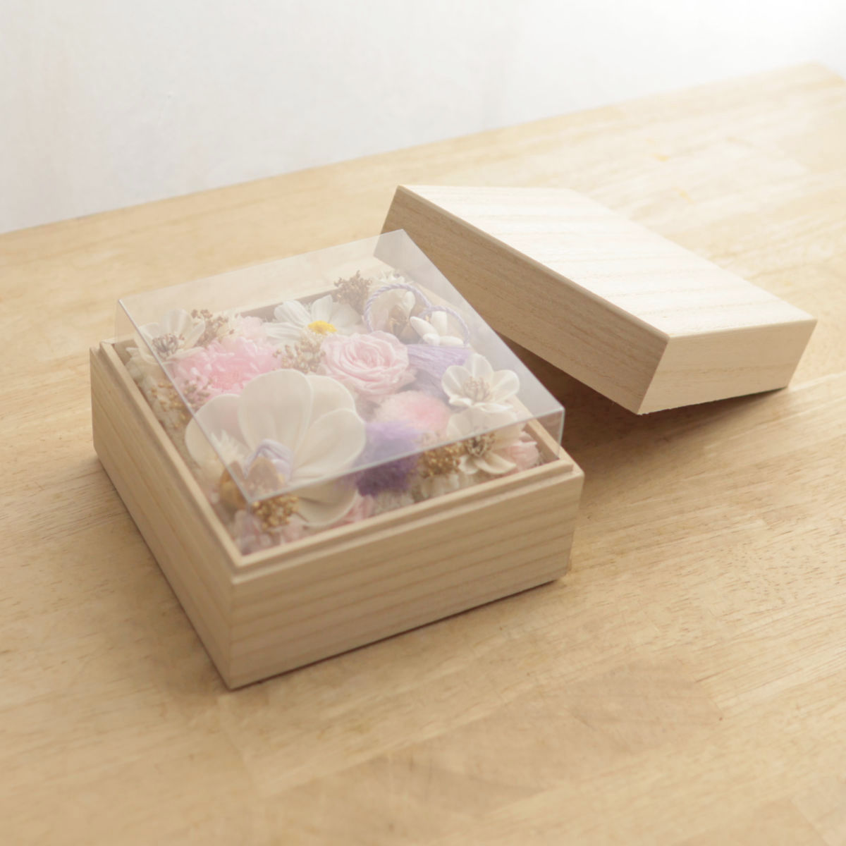 透明なプラスチックのカバー付き。埃を気にせずプリザーブドフラワーをお楽しみ頂けます。