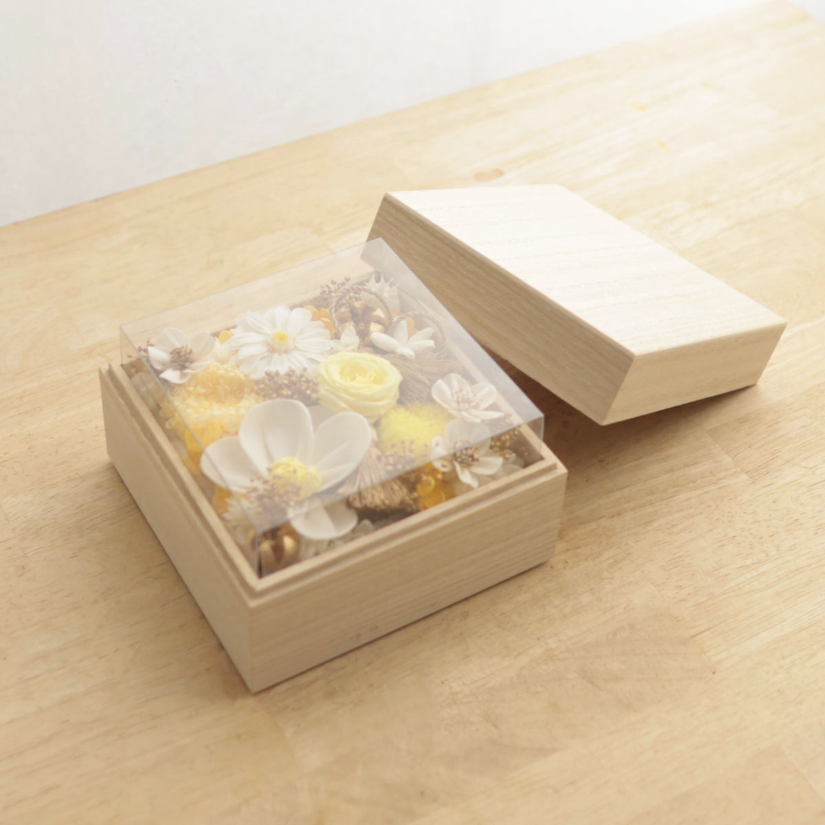 透明なプラスチックのカバー付き。埃を気にせずプリザーブドフラワーをお楽しみ頂けます。