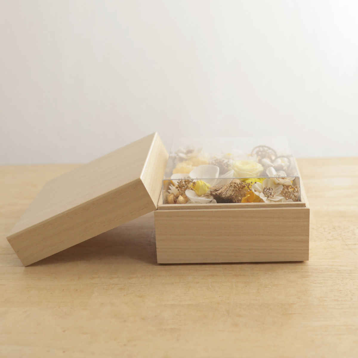 優しい木目が上品な桐箱。