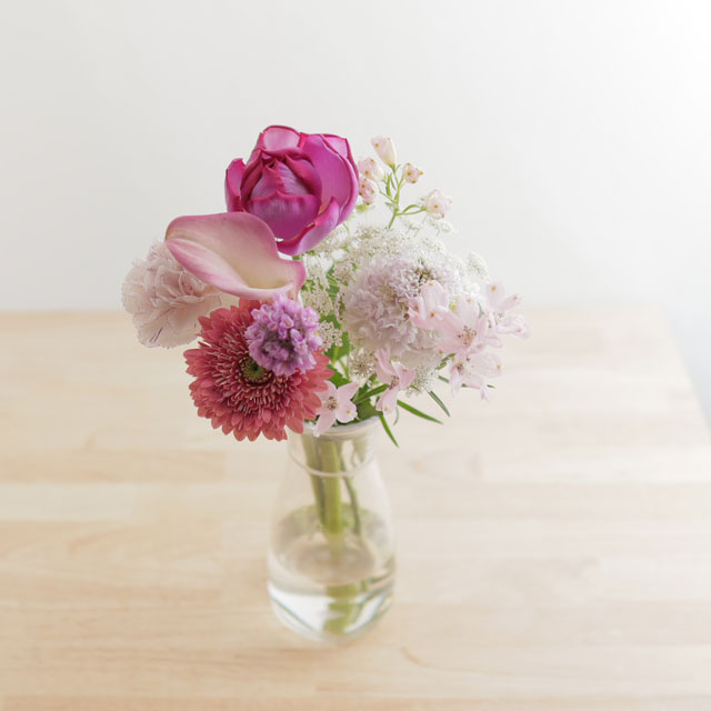 季節の花を入れたご自宅に飾る花（ピンク）8