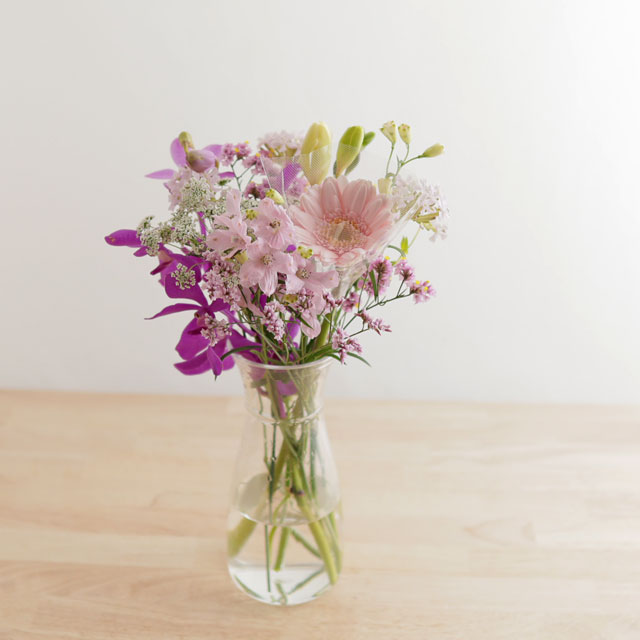 季節の花を入れたご自宅に飾る花（ピンク）7