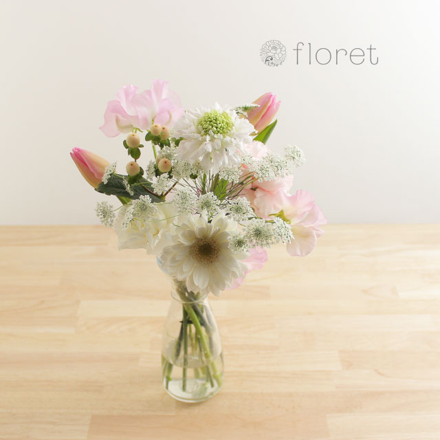 季節の花を入れたご自宅に飾る花（ピンク）4