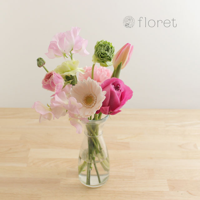 季節の花を入れたご自宅に飾る花（ピンク）1