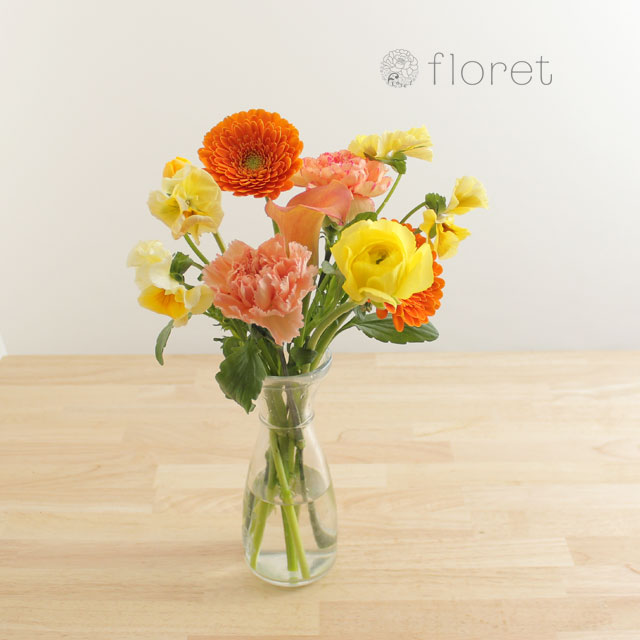 季節の花を入れたご自宅に飾る花（黄色オレンジ）2