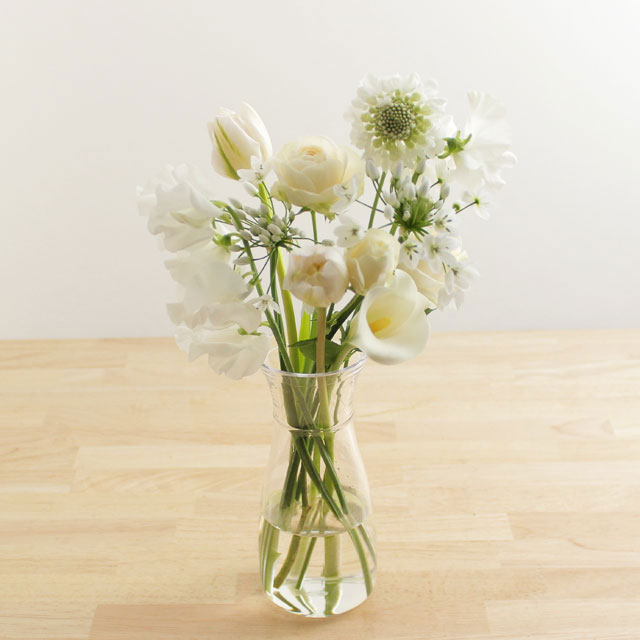 季節の花を入れたご自宅に飾る花（白グリーン）5