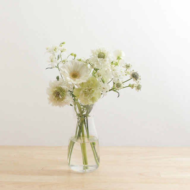 季節の花を入れたご自宅に飾る花（白グリーン）7