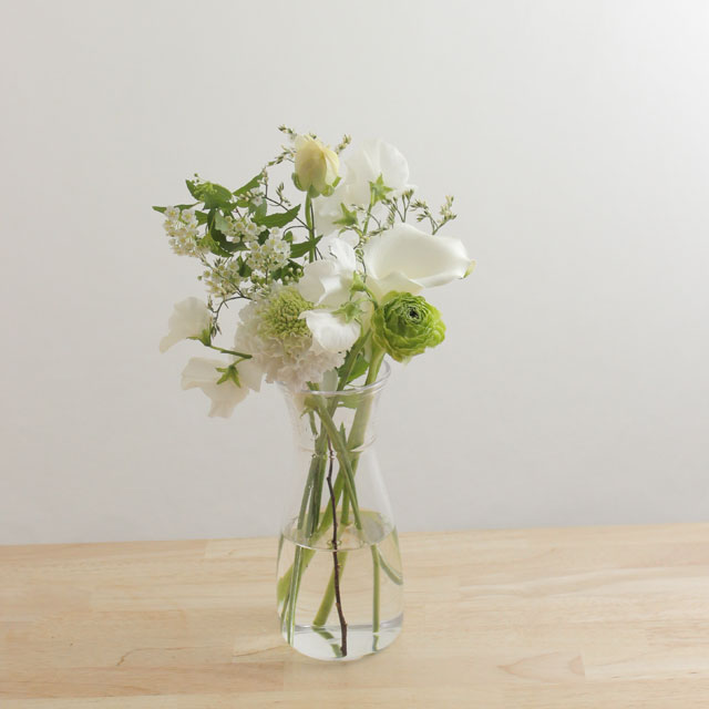 季節の花を入れたご自宅に飾る花（白グリーン）6