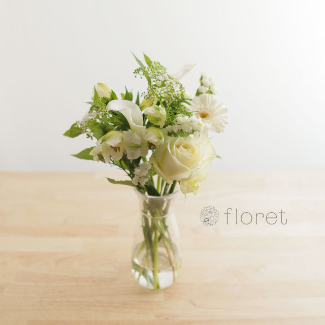 季節の花を入れたご自宅に飾る花（白グリーン）8