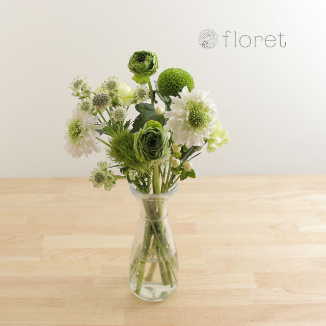 季節の花を入れたご自宅に飾る花（白グリーン）2