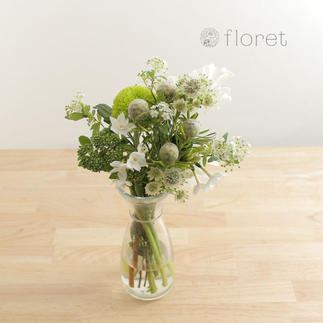 季節の花を入れたご自宅に飾る花（白グリーン）3